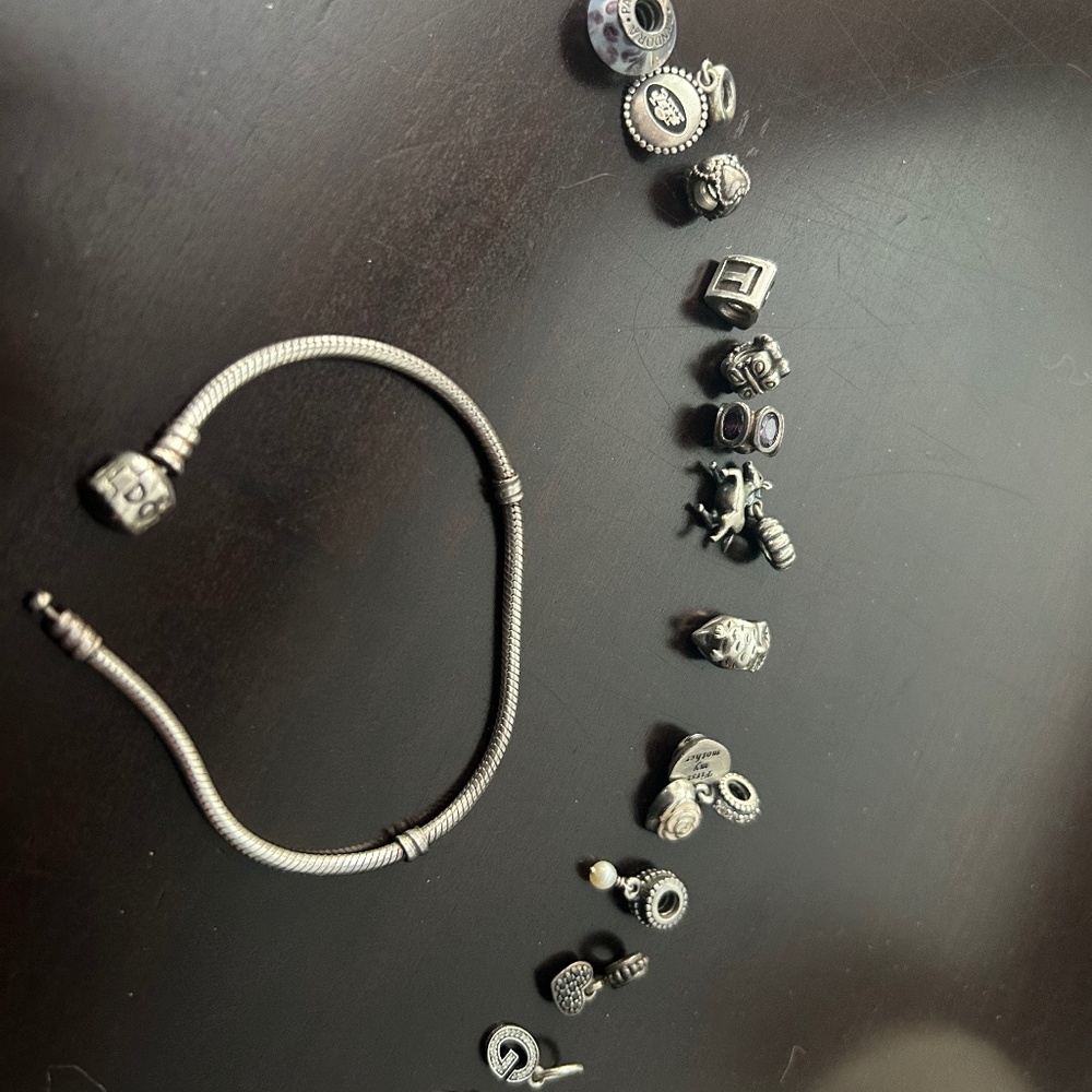 Pandora bracelet and 16 charms authentic
